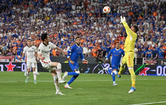 18.05.2022, xjhx, Fussball UEFA Europa League Finale 2022, Eintracht Frankfurt - Glasgow Rangers emspor, v.l. Torchance Daichi Kamada (Eintracht Frankfurt) (DFL DFB REGULATIONS PROHIBIT ANY USE OF PHOTOGRAPHS as IMAGE SEQUENCES and or QUASI-VIDEO) Sevilla