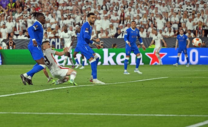 18.05.2022, xjhx, Fussball UEFA Europa League Finale 2022, Eintracht Frankfurt - Glasgow Rangers emspor, v.l. Rafael Borre, Rafael Santos Borre Maury (Eintracht Frankfurt) erzielt das Tor zum scores the Goal 1:1 (DFL DFB REGULATIONS PROHIBIT ANY USE OF PHOTOGRAPHS as IMAGE SEQUENCES and or QUASI-VIDEO) Sevilla