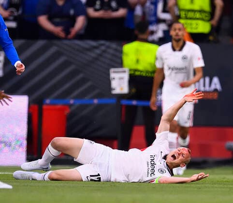 Sport Themen der Woche KW20 Sport Bilder des Tages 18.05.2022, Fussball Europa League 2021 2022, Finale, Eintracht Frankfurt - Glasgow Rangers, in Sevilla (Spanien). Sebastian Rode (Eintracht Frankfurt) mit blutender Kopfverletzung. ***DFL and DFB regulations prohibit any use of photographs as image sequences and or quasi-video.*** *** 18 05 2022, Football Europa League 2021 2022, Final, Eintracht Frankfurt Glasgow Rangers, in Seville Spain Sebastian Rode Eintracht Frankfurt with bleeding head injury DFL and DFB regulations prohibit any use of photographs as image sequences and or quasi video