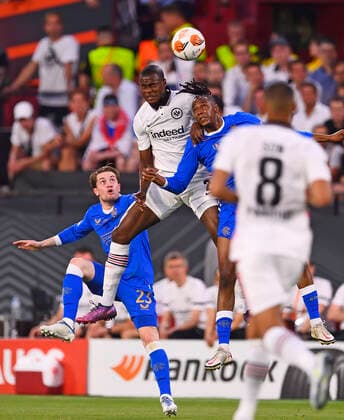18.05.2022, Fussball Europa League 2021 2022, Finale, Eintracht Frankfurt - Glasgow Rangers, in Sevilla (Spanien). mitte: Evan N Dicka (Eintracht Frankfurt) gegen Scott Wright (Glasgow).