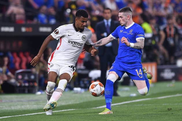 Fußball Europa League Finale Eintracht Frankfurt - Glasgow Rangers am 18.05.2022 im Estadio Ramon Sanchez-Pizjuan in Sevilla Ansgar Knauff ( Frankfurt ), links - Ryan Kent ( Glasgow ), rechts