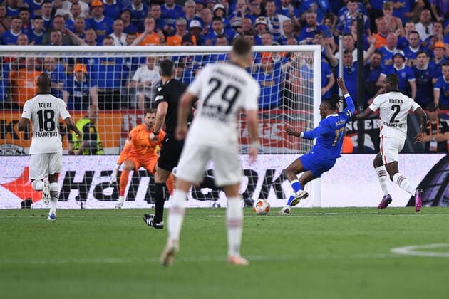 Fußball Europa League Finale Eintracht Frankfurt - Glasgow Rangers am 18.05.2022 im Estadio Ramon Sanchez-Pizjuan in Sevilla Torschuss Tor zum 0:1 durch Joe Aribo ( Glasgow )