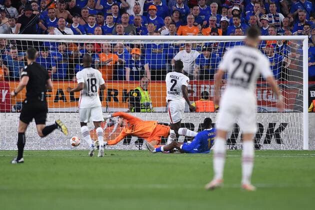 Fußball Europa League Finale Eintracht Frankfurt - Glasgow Rangers am 18.05.2022 im Estadio Ramon Sanchez-Pizjuan in Sevilla Torschuss Tor zum 0:1 durch Joe Aribo ( Glasgow )