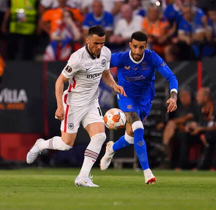 18.05.2022, Fussball Europa League 2021 2022, Finale, Eintracht Frankfurt - Glasgow Rangers, in Sevilla (Spanien). li: Filip Kostic (Eintracht Frankfurt) im Zweikampf gegen Connor Goldson (Glasgow)