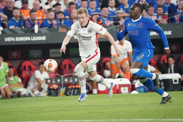 Jens Petter Hauge (Eintracht Frankfurt) gegen Calvin Bassey (Glasgow Rangers) - Sevilla 18.05.2022: Eintracht Frankfurt vs. Glasgow Rangers, UEFA Europa League Finale, Ramon Sanchez Pizjuan Stadion Sevilla