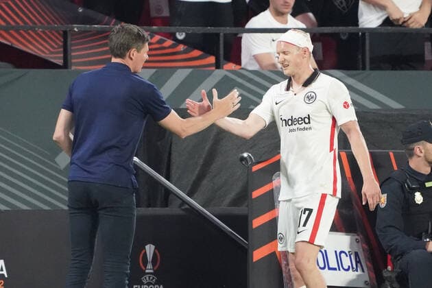 Auswechslung Sebastian Rode (Eintracht Frankfurt) klatscht ab mit Trainer Oliver Glasner (Eintracht Frankfurt) - Sevilla 18.05.2022: Eintracht Frankfurt vs. Glasgow Rangers, UEFA Europa League Finale, Ramon Sanchez Pizjuan Stadion Sevilla