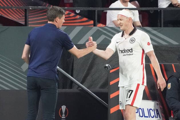 Auswechslung Sebastian Rode (Eintracht Frankfurt) klatscht ab mit Trainer Oliver Glasner (Eintracht Frankfurt) - Sevilla 18.05.2022: Eintracht Frankfurt vs. Glasgow Rangers, UEFA Europa League Finale, Ramon Sanchez Pizjuan Stadion Sevilla