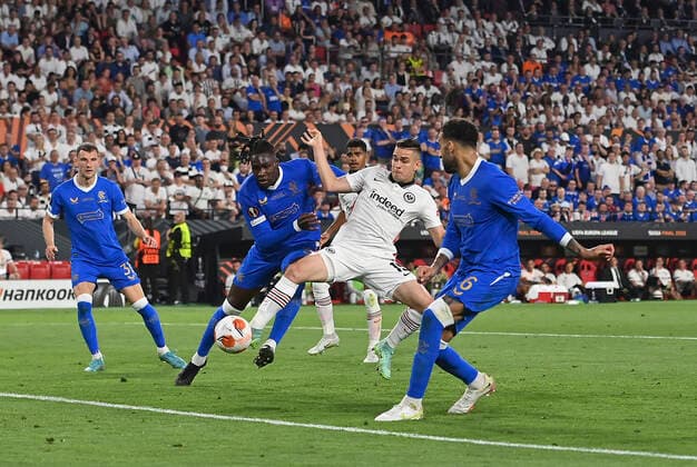 Rafael Santos BORRE (F) schiesst das Tor zum 1:1, gegen Connor GOLDSON r. (RFC), Aktion, Fussball Europa League Finale 2022, Eintracht Frankfurt (F) - Glasgow Rangers (RFC), am 18.05.2022 in Sevilla Spanien Â
