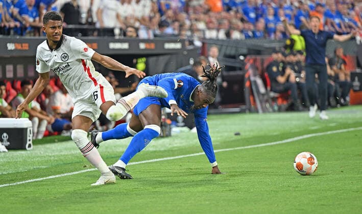 18.05.2022, xjhx, Fussball UEFA Europa League Finale 2022, Eintracht Frankfurt - Glasgow Rangers emspor, v.l. Ansgar Knauff (Eintracht Frankfurt) Calvin Bassey (Glasgow Rangers) Zweikampf, Aktion, action, battle for the ball (DFL DFB REGULATIONS PROHIBIT ANY USE OF PHOTOGRAPHS as IMAGE SEQUENCES and or QUASI-VIDEO) Sevilla