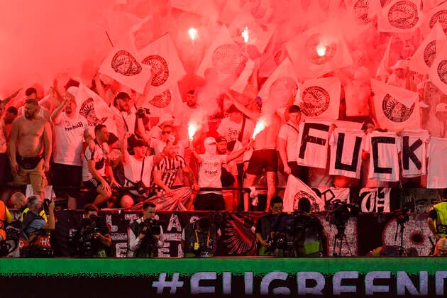 18.05.2022, Fussball Europa League 2021 2022, Finale, Eintracht Frankfurt - Glasgow Rangers, in Sevilla (Spanien). Frankfurter Fans brennen Pyros ab.