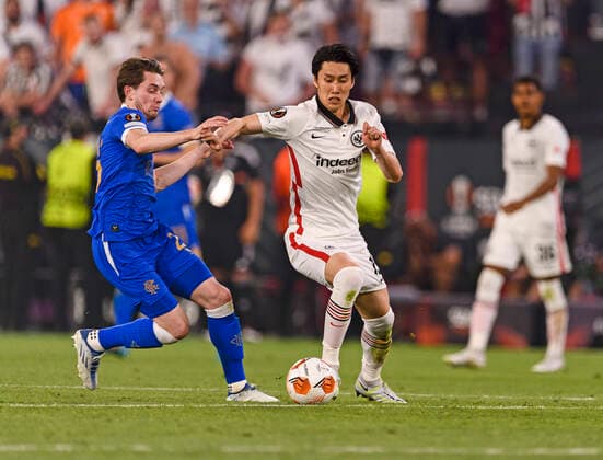 18.05.2022, Fussball Europa League 2021 2022, Finale, Eintracht Frankfurt - Glasgow Rangers, in Sevilla (Spanien). v.li: Scott Wright (Glasgow) gegen Daichi Kamada (Eintracht Frankfurt)