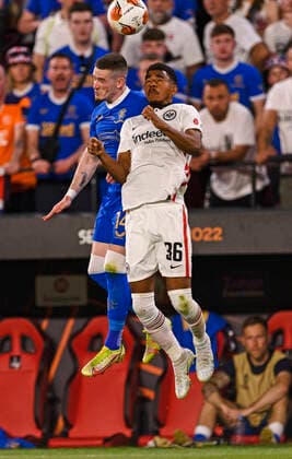 18.05.2022, Fussball Europa League 2021 2022, Finale, Eintracht Frankfurt - Glasgow Rangers, in Sevilla (Spanien). v.li: Ryan Kent (Glasgow) gegen Ansgar Knauff (Eintracht Frankfurt)