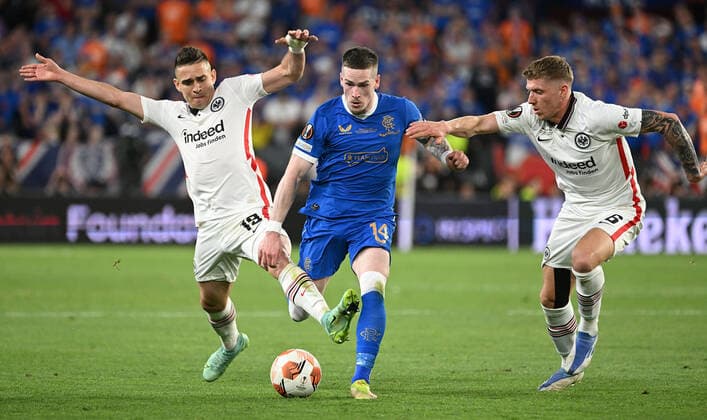 18.05.2022, xjhx, Fussball UEFA Europa League Finale 2022, Eintracht Frankfurt - Glasgow Rangers emspor, v.l. Rafael Borre, Rafael Santos Borre Maury (Eintracht Frankfurt) Ryan Kent (Glasgow Rangers) Kristijan Jakic (Eintracht Frankfurt) Zweikampf, Aktion, action, battle for the ball (DFL DFB REGULATIONS PROHIBIT ANY USE OF PHOTOGRAPHS as IMAGE SEQUENCES and or QUASI-VIDEO) Sevilla