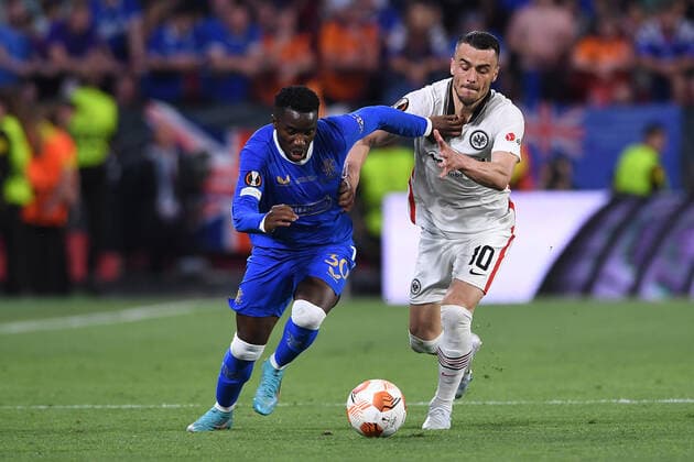 Fußball Europa League Finale Eintracht Frankfurt - Glasgow Rangers am 18.05.2022 im Estadio Ramon Sanchez-Pizjuan in Sevilla Fashion Sakala ( Glasgow ), links - Filip Kostic ( Frankfurt ), rechts