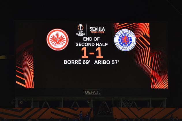 Fußball Europa League Finale Eintracht Frankfurt - Glasgow Rangers am 18.05.2022 im Estadio Ramon Sanchez-Pizjuan in Sevilla Die Anzeigetafel zeigt den Spielstand nach 90 Minuten an. Frankfurt 1:1 Glasgow
