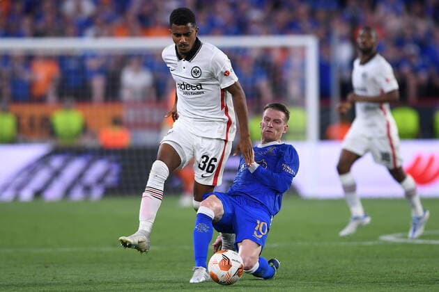 Fußball Europa League Finale Eintracht Frankfurt - Glasgow Rangers am 18.05.2022 im Estadio Ramon Sanchez-Pizjuan in Sevilla Ansgar Knauff ( Frankfurt ), links - Steven Davis ( Glasgow ), rechts