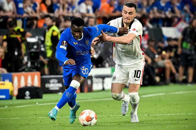 Sevilla, Estadio Ramon Sanchez Pizjuan, 18.05.22, ESP, Herren, UEFA Europa League Finale, Saison 2021-2022, Eintracht Frankfurt - Glasgow Rangers Bild: (L-R) Fashion Sakala (Glasgow Rangers) gegen Filip Kostic (Frankfurt) Nur fuer journalistische Zwecke! Only for editorial use! Gemaess den Vorgaben der UEFA ist es untersagt, in dem Stadion und oder vom Spiel angefertigte Fotoaufnahmen in Form von Sequenzbildern und oder videoaehnlichen Fotostrecken zu verwerten bzw. verwerten zu lassen. UEFA regulations prohibit any use of photographs as image sequences and or quasi-video. Andalusien Spanien