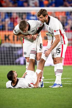 Sevilla, Estadio Ramon Sanchez Pizjuan, 18.05.22, ESP, Herren, UEFA Europa League Finale, Saison 2021-2022, Eintracht Frankfurt - Glasgow Rangers Bild: (L-R) Kristijan Jakic (Frankfurt) und Christopher Lenz (Frankfurt) helfen Djibril Sow (Frankfurt) auf dem Rasen Nur fuer journalistische Zwecke! Only for editorial use! Gemaess den Vorgaben der UEFA ist es untersagt, in dem Stadion und oder vom Spiel angefertigte Fotoaufnahmen in Form von Sequenzbildern und oder videoaehnlichen Fotostrecken zu verwerten bzw. verwerten zu lassen. UEFA regulations prohibit any use of photographs as image sequences and or quasi-video. Andalusien Spanien