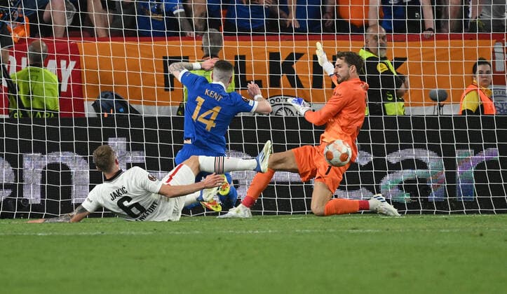 18.05.2022, xjhx, Fussball UEFA Europa League Finale 2022, Eintracht Frankfurt - Glasgow Rangers emspor, v.l. Kevin Trapp (Eintracht Frankfurt) Parade gegen Ryan Kent (Glasgow Rangers) mit Kristijan Jakic (Eintracht Frankfurt) (DFL DFB REGULATIONS PROHIBIT ANY USE OF PHOTOGRAPHS as IMAGE SEQUENCES and or QUASI-VIDEO) Sevilla