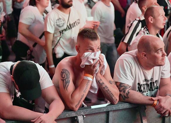 18.05.2022, xhbx, Fussball UEFA Europa League Finale 2022 Public Viewing, Eintracht Frankfurt - Glasgow Rangers emspor, v.l. Eintracht Frankfurt Fans enttaeuscht, enttaeuscht schauend, dissapointed (DFL DFB REGULATIONS PROHIBIT ANY USE OF PHOTOGRAPHS as IMAGE SEQUENCES and or QUASI-VIDEO) Frankfurt am Main