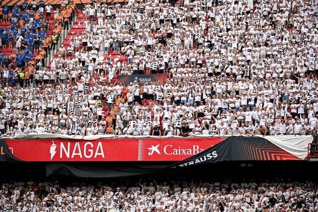 Sevilla, Estadio Ramon Sanchez Pizjuan, 18.05.22, ESP, Herren, UEFA Europa League Finale, Saison 2021-2022, Eintracht Frankfurt - Glasgow Rangers Bild: Frankfurter Fans entfernen die UEFA Werbung Banner wegen Choreo Auseinandersetzung mit Stadionordnern Nur fuer journalistische Zwecke! Only for editorial use! Gemaess den Vorgaben der UEFA ist es untersagt, in dem Stadion und oder vom Spiel angefertigte Fotoaufnahmen in Form von Sequenzbildern und oder videoaehnlichen Fotostrecken zu verwerten bzw. verwerten zu lassen. UEFA regulations prohibit any use of photographs as image sequences and or quasi-video. Andalusien Spanien