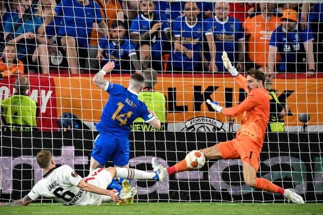 Sevilla, Estadio Ramon Sanchez Pizjuan, 18.05.22, ESP, Herren, UEFA Europa League Finale, Saison 2021-2022, Eintracht Frankfurt - Glasgow Rangers Bild: Torwart Kevin Trapp (Frankfurt) (rechts) haelt gegen Ryan Kent (Glasgow Rangers) (mitte) Nur fuer journalistische Zwecke! Only for editorial use! Gemaess den Vorgaben der UEFA ist es untersagt, in dem Stadion und oder vom Spiel angefertigte Fotoaufnahmen in Form von Sequenzbildern und oder videoaehnlichen Fotostrecken zu verwerten bzw. verwerten zu lassen. UEFA regulations prohibit any use of photographs as image sequences and or quasi-video. Andalusien Spanien