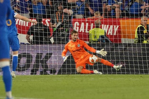Torwart Kevin Trapp (Eintracht Frankfurt) halt - Sevilla 18.05.2022: Eintracht Frankfurt vs. Glasgow Rangers, UEFA Europa League Finale, Ramon Sanchez Pizjuan Stadion Sevilla