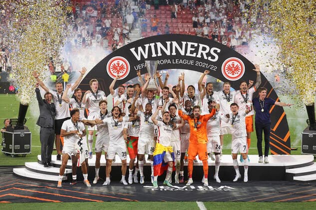 18.05.2022, Fussball UEFA Europa League Finale in Sevilla, Eintracht Frankfurt - Glasgow Rangers FC, emonline, emspor, v.l., Sebastian Rode (Eintracht Frankfurt) stemmt den Pokal in die Luft DFL DFB REGULATIONS PROHIBIT ANY USE OF PHOTOGRAPHS AS IMAGE SEQUENCES AND OR QUASI-VIDEO. xdcx Copyright: HMBxMedia