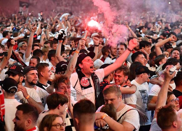 18.05.2022, xhbx, Fussball UEFA Europa League Finale 2022 Public Viewing, Eintracht Frankfurt - Glasgow Rangers emspor, v.l. Eintracht Frankfurt Fans jubeln jubelt nach Spielende. (DFL DFB REGULATIONS PROHIBIT ANY USE OF PHOTOGRAPHS as IMAGE SEQUENCES and or QUASI-VIDEO) Frankfurt am Main