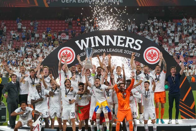 Eintracht Frankfurt hat die UEFA Europa League gewonnen und jubelt - Sevilla 18.05.2022: Eintracht Frankfurt vs. Glasgow Rangers, UEFA Europa League Finale, Ramon Sanchez Pizjuan Stadion Sevilla