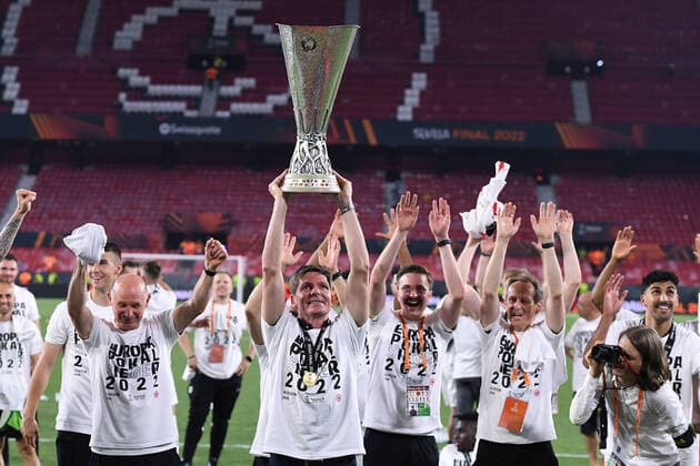 Fußball Europa League Finale Eintracht Frankfurt - Glasgow Rangers am 18.05.2022 im Estadio Ramon Sanchez-Pizjuan in Sevilla Oliver Glasner ( Trainer Cheftrainer Frankfurt ) mit dem UEFA-Cup