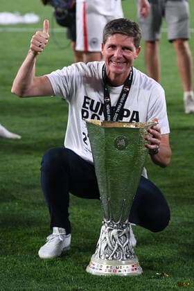 Sport Themen der Woche KW20 Sport Bilder des Tages Fußball Europa League Finale Eintracht Frankfurt - Glasgow Rangers am 18.05.2022 im Estadio Ramon Sanchez-Pizjuan in Sevilla Oliver Glasner ( Trainer Cheftrainer Frankfurt ) mit dem UEFA-Cup *** Soccer Europa League final Eintracht Frankfurt Glasgow Rangers on 18 05 2022 at the Estadio Ramon Sanchez Pizjuan in Seville Oliver Glasner coach head coach Frankfurt with the UEFA Cup xHDx