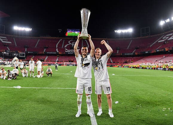 18.05.2022, xpsx, Fussball UEFA Europa League Finale 2022, Eintracht Frankfurt - Glasgow Rangers v.l. jubel mit Pokal Filip Kostic (Eintracht Frankfurt), Sebastian Rode (Eintracht Frankfurt) (DFL DFB REGULATIONS PROHIBIT ANY USE OF PHOTOGRAPHS as IMAGE SEQUENCES and or QUASI-VIDEO) emspor Sevilla