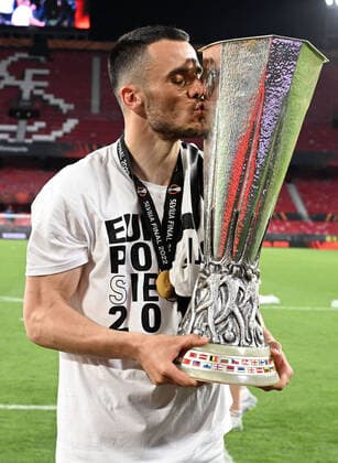 18.05.2022, xjhx, Fussball UEFA Europa League Finale 2022, Eintracht Frankfurt - Glasgow Rangers emspor, v.l. Jubel Freude über den Sieg der Europa League bei Eintracht Frankfurt Filip Kostic (Eintracht Frankfurt) mit dem Europa League Pokal (DFL DFB REGULATIONS PROHIBIT ANY USE OF PHOTOGRAPHS as IMAGE SEQUENCES and or QUASI-VIDEO) Sevilla