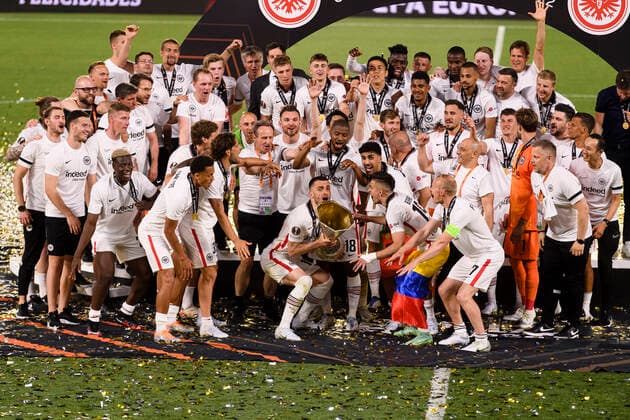 18.05.2022, Fussball Europa League 2021 2022, Finale, Eintracht Frankfurt - Glasgow Rangers, in Sevilla (Spanien). Frankfurt gewinnt den Europa-Pokal 2022. Siegerehrung nach dem Spiel.