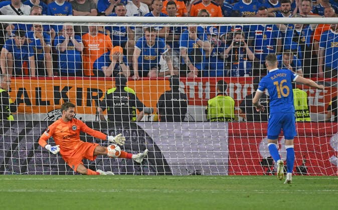 18.05.2022, xjhx, Fussball UEFA Europa League Finale 2022, Eintracht Frankfurt - Glasgow Rangers emspor, v.l. KEVIN TRAPP (EINTRACHT FRANKFURT) parade haelt den Elfmeter gegen Aaron Ramsey (Glasgow Rangers) (DFL DFB REGULATIONS PROHIBIT ANY USE OF PHOTOGRAPHS as IMAGE SEQUENCES and or QUASI-VIDEO) Sevilla