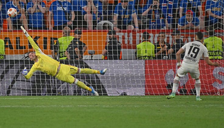 18.05.2022, xjhx, Fussball UEFA Europa League Finale 2022, Eintracht Frankfurt - Glasgow Rangers emspor, v.l. Rafael Borre, Rafael Santos Borre Maury (Eintracht Frankfurt) verwandelt den entscheidenden Elfmeter Allan McGregor (Glasgow Rangers) (DFL DFB REGULATIONS PROHIBIT ANY USE OF PHOTOGRAPHS as IMAGE SEQUENCES and or QUASI-VIDEO) Sevilla