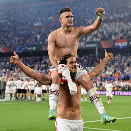 Sevilla, Estadio Ramon Sanchez Pizjuan, 18.05.22, ESP, Herren, UEFA Europa League Finale, Saison 2021-2022, Eintracht Frankfurt - Glasgow Rangers Bild: v.li. Rafael Santos Borre (Frankfurt) und Goncalo Paciencia (Frankfurt) feiern den Sieg Nur fuer journalistische Zwecke! Only for editorial use! Gemaess den Vorgaben der UEFA ist es untersagt, in dem Stadion und oder vom Spiel angefertigte Fotoaufnahmen in Form von Sequenzbildern und oder videoaehnlichen Fotostrecken zu verwerten bzw. verwerten zu lassen. UEFA regulations prohibit any use of photographs as image sequences and or quasi-video. Andalusien Spanien