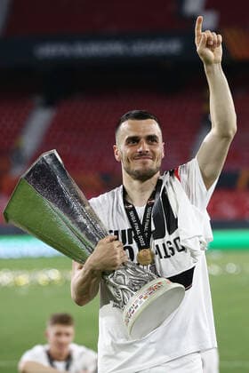 Filip Kostic (Eintracht Frankfurt) celebrates lifting the trophy during UEFA Europa League 2022 Final - Eintracht vs Rangers, football Europa League match in Seville, Spain, May 18 2022  Copyright: xFrancescoxScaccianocex xipa-agenx xx 0