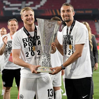 Sevilla, Estadio Ramon Sanchez Pizjuan, 18.05.22, ESP, Herren, UEFA Europa League Finale, Saison 2021-2022, Eintracht Frankfurt - Glasgow Rangers Bild: v.li. Martin Hinteregger (Frankfurt) und Stefan Ilsanker (Frankfurt) mit Pokal Nur fuer journalistische Zwecke! Only for editorial use! Gemaess den Vorgaben der UEFA ist es untersagt, in dem Stadion und oder vom Spiel angefertigte Fotoaufnahmen in Form von Sequenzbildern und oder videoaehnlichen Fotostrecken zu verwerten bzw. verwerten zu lassen. UEFA regulations prohibit any use of photographs as image sequences and or quasi-video. Andalusien Spanien