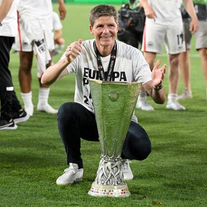Sevilla, Estadio Ramon Sanchez Pizjuan, 18.05.22, ESP, Herren, UEFA Europa League Finale, Saison 2021-2022, Eintracht Frankfurt - Glasgow Rangers Bild: Trainer Oliver Glasner (Frankfurt) mit Pokal Nur fuer journalistische Zwecke! Only for editorial use! Gemaess den Vorgaben der UEFA ist es untersagt, in dem Stadion und oder vom Spiel angefertigte Fotoaufnahmen in Form von Sequenzbildern und oder videoaehnlichen Fotostrecken zu verwerten bzw. verwerten zu lassen. UEFA regulations prohibit any use of photographs as image sequences and or quasi-video. Andalusien Spanien