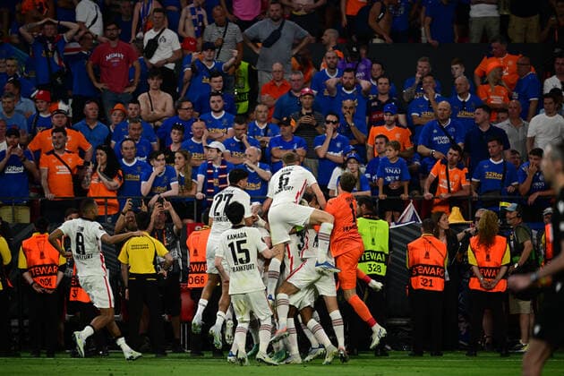 Mannschaft bejubelt den Titelgewinn, Eintracht Frankfurt vs. Glasgow Rangers, Europa League, Finale, 18.05.2022