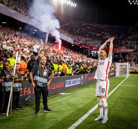 Filip Kostic (FRA) feiert vor der Fankurve Eintracht Frankfurt - Glasgow Rangers 18.05.2022, Fussball; Saison 2021 22 Foto: Moritz Müller
