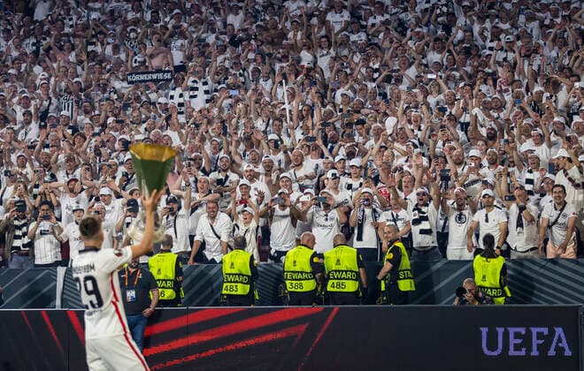 Schlussjubel: Jesper Lindström (FRA) zeigt den Fans den Pokal Eintracht Frankfurt - Glasgow Rangers 18.05.2022, Fussball; Saison 2021 22 Foto: Moritz Müller