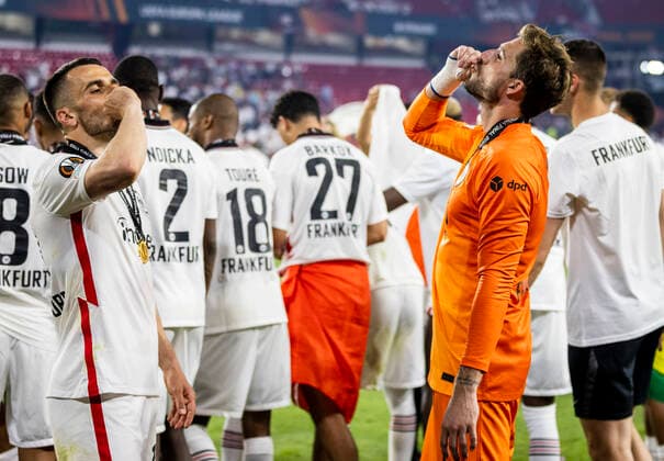 Sport Bilder des Tages Schlussjubel: Filip Kostic (FRA), Torwart Kevin Trapp (FRA) Eintracht Frankfurt - Glasgow Rangers 18.05.2022, Fussball; Saison 2021 22 Foto: Moritz Müller
