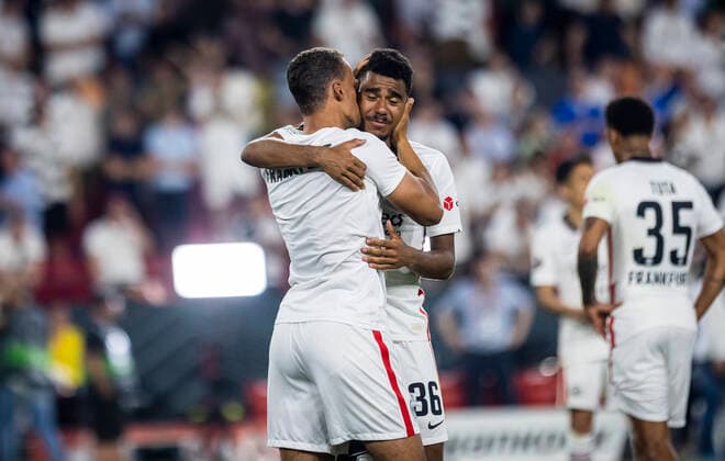 Schlussjubel: Thimothy Chandler (FRA), Ansgar Knauff (FRA) Eintracht Frankfurt - Glasgow Rangers 18.05.2022, Fussball; Saison 2021 22 Foto: Moritz Müller