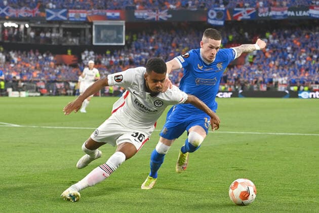 Ansgar KNAUFF (Eintracht Frankfurt), Aktion,Zweikampf gegen Ryan Kent (Rangers FC). Fussball Europa League, Finale Eintracht Frankfurt - Glasgow Rangers 5-4 i.E am 18.05.2022 in Sevilla Estadio Ramon Sanchez-Pizjuan