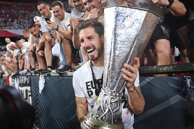 Torwart Kevin TRAPP (Eintracht Frankfurt) mit Pokal,Cup,Trophaee, Jubel,Freude,Begeisterung, Siegerehrung. Fussball Europa League, Finale Eintracht Frankfurt - Glasgow Rangers 5-4 i.E am 18.05.2022 in Sevilla Estadio Ramon Sanchez-Pizjuan