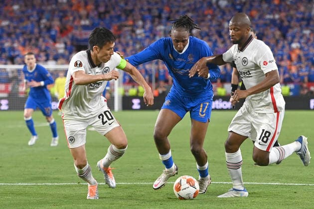 v.li:Makoto HASEBE (Eintracht Frankfurt), Joe Aribo (Rangers FC), Almamy TOURE (Eintracht Frankfurt), Aktion,Zweikampf. Fussball Europa League, Finale Eintracht Frankfurt - Glasgow Rangers 5-4 i.E am 18.05.2022 in Sevilla Estadio Ramon Sanchez-Pizjuan