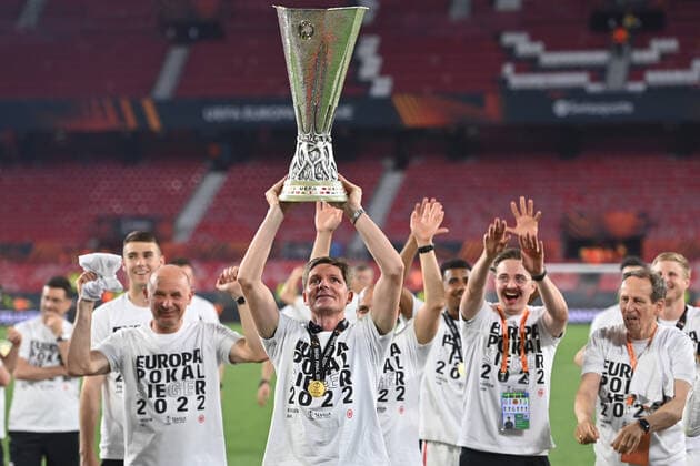 Oliver GLASNER (Trainer Eintracht Frankfurt) mit Pokal,Cup,Trophaee, Siegerehrung, Fussball Europa League, Finale Eintracht Frankfurt - Glasgow Rangers 5-4 i.E am 18.05.2022 in Sevilla Estadio Ramon Sanchez-Pizjuan